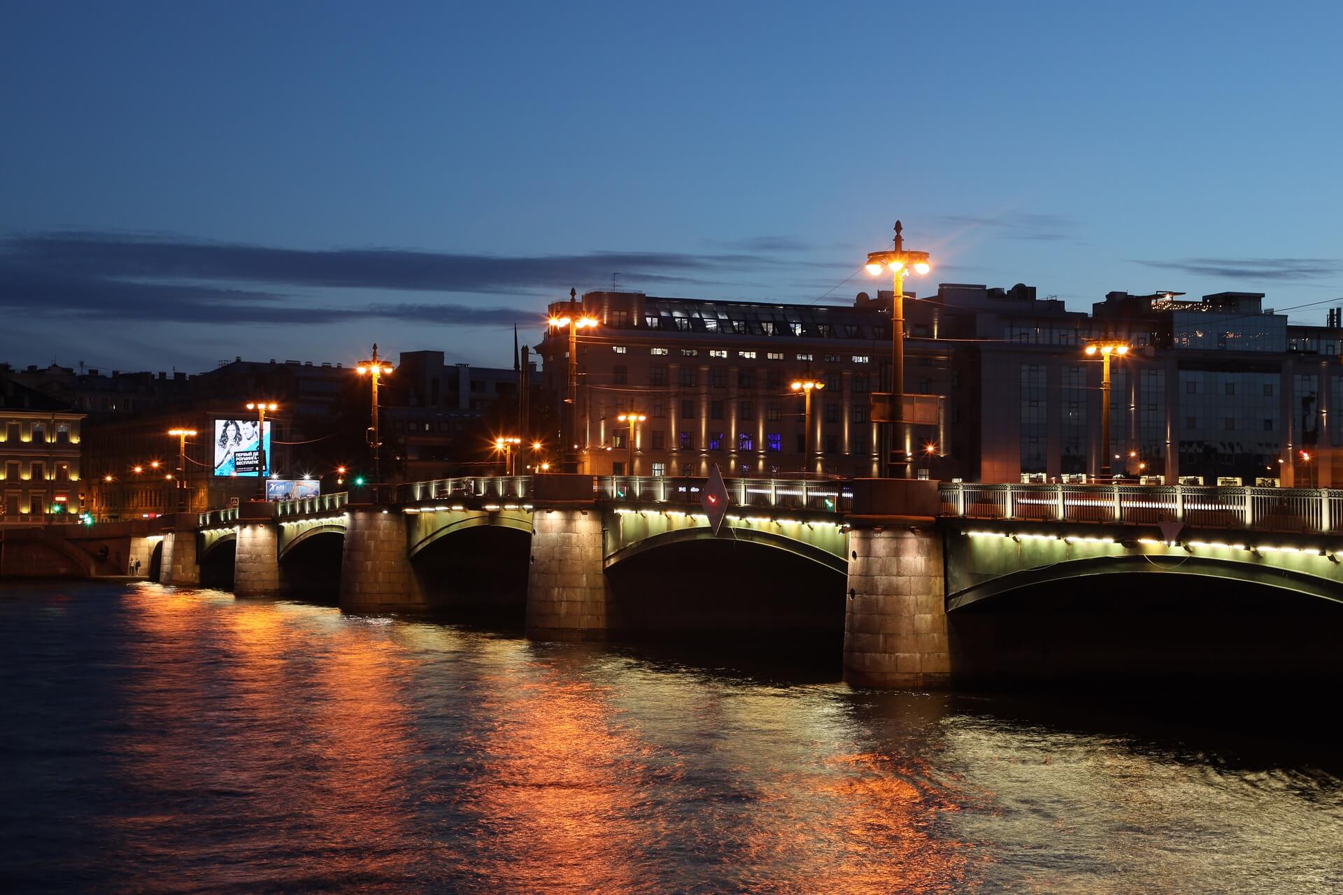 Санкт Петербург с воды ночью